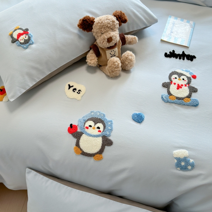 91家纺网 家纺一手货源 找家纺 如意朵 2025新款全棉加厚磨毛绣花四件套风格二（专版花型） 追梦企鹅蓝