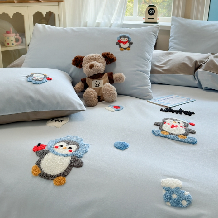 91家纺网 家纺一手货源 找家纺 如意朵 2025新款全棉加厚磨毛绣花四件套风格二（专版花型） 追梦企鹅蓝