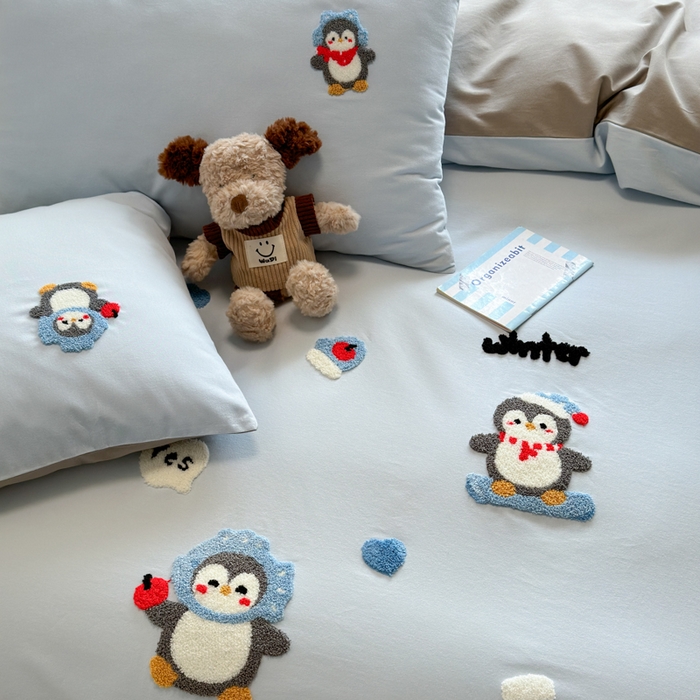 91家纺网 家纺一手货源 找家纺 如意朵 2025新款全棉加厚磨毛绣花四件套风格二（专版花型） 追梦企鹅蓝