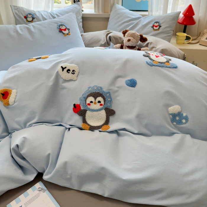 91家纺网 家纺一手货源 找家纺 如意朵 2025新款全棉加厚磨毛绣花四件套风格二（专版花型） 追梦企鹅蓝