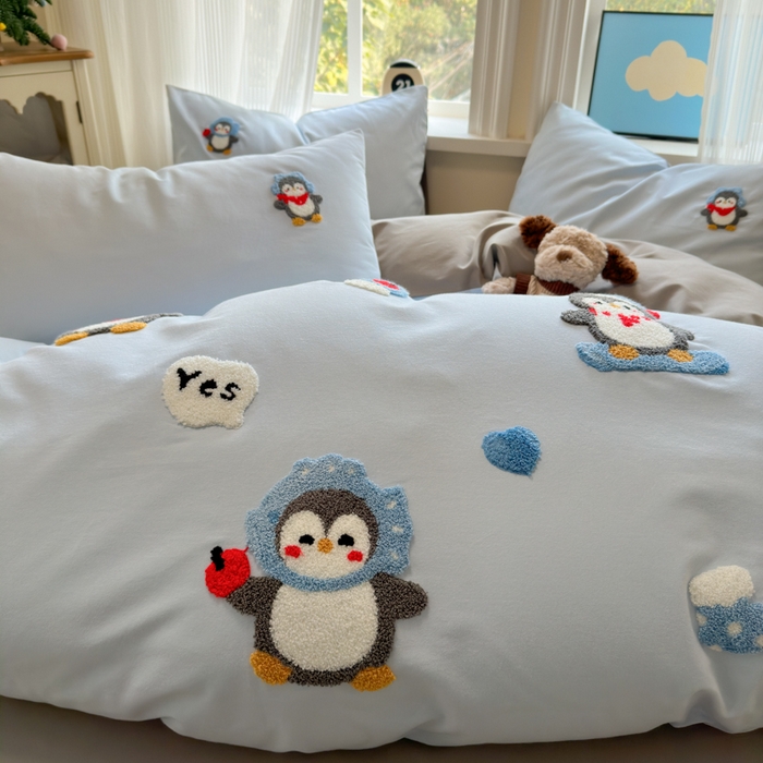 91家纺网 家纺一手货源 找家纺 如意朵 2025新款全棉加厚磨毛绣花四件套风格二（专版花型） 追梦企鹅蓝