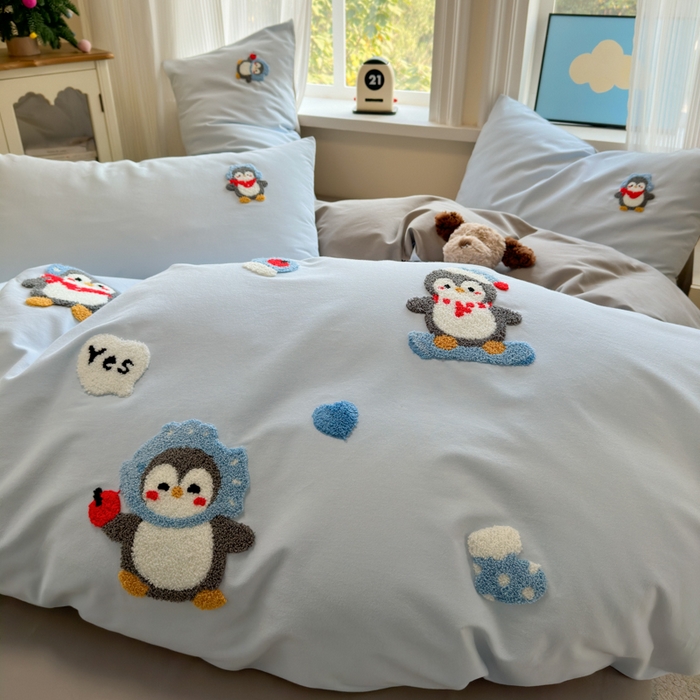 91家纺网 家纺一手货源 找家纺 如意朵 2025新款全棉加厚磨毛绣花四件套风格二（专版花型） 追梦企鹅蓝