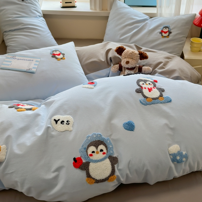 91家纺网 家纺一手货源 找家纺 如意朵 2025新款全棉加厚磨毛绣花四件套风格二（专版花型） 追梦企鹅蓝