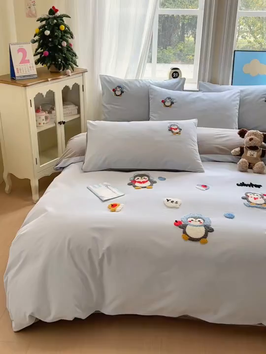 91家纺网 家纺一手货源 找家纺 如意朵 2025新款全棉加厚磨毛绣花四件套风格二（专版花型） 追梦企鹅蓝