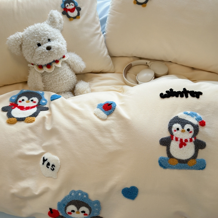 91家纺网 家纺一手货源 找家纺 如意朵 2025新款全棉加厚磨毛绣花四件套风格二（专版花型） 追梦企鹅米