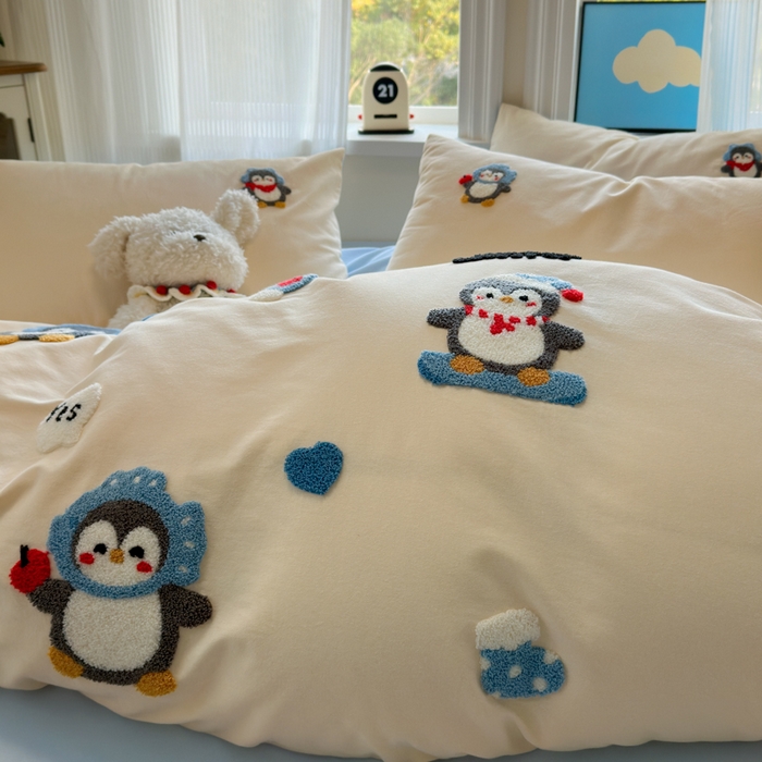 91家纺网 家纺一手货源 找家纺 如意朵 2025新款全棉加厚磨毛绣花四件套风格二（专版花型） 追梦企鹅米