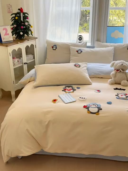 91家纺网 家纺一手货源 找家纺 如意朵 2025新款全棉加厚磨毛绣花四件套风格二（专版花型） 追梦企鹅米