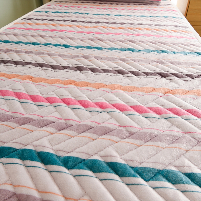 91家纺网 家纺一手货源 找家纺 圣楚家纺 2025新款牛奶绒加厚保暖夹棉床褥床垫 彩虹