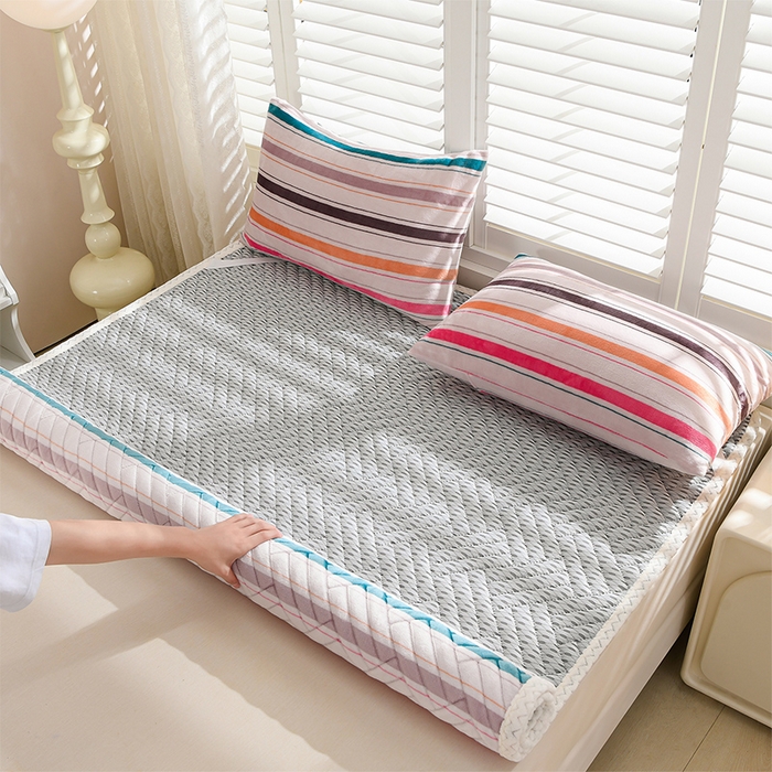 91家纺网 家纺一手货源 找家纺 圣楚家纺 2025新款牛奶绒加厚保暖夹棉床褥床垫 彩虹