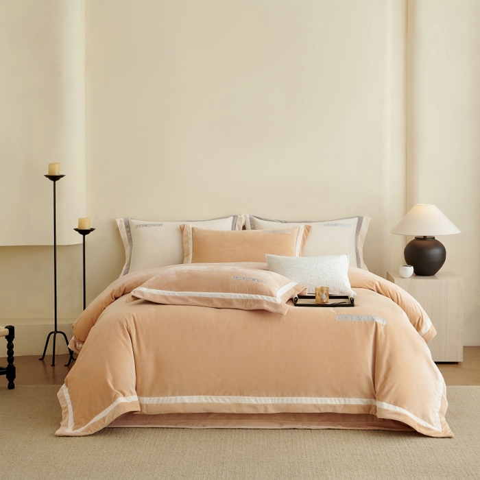 91家纺网 家纺一手货源 找家纺 淼铭家纺 2025秋冬新款婴肤绒双拼绣花四件套-雅韵系列 雅韵驼