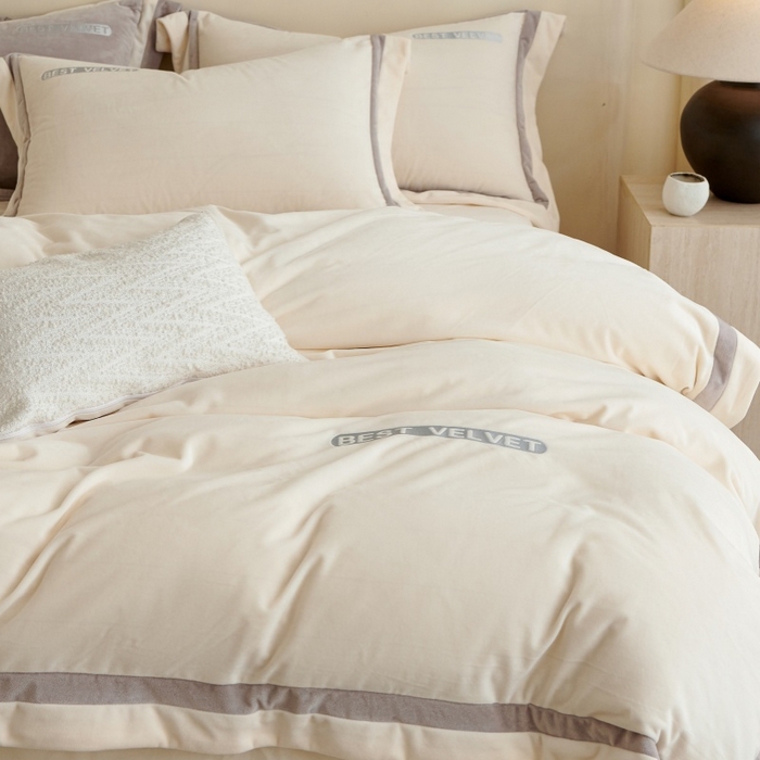 91家纺网 家纺一手货源 找家纺 淼铭家纺 2025秋冬新款婴肤绒双拼绣花四件套-雅韵系列 雅韵白