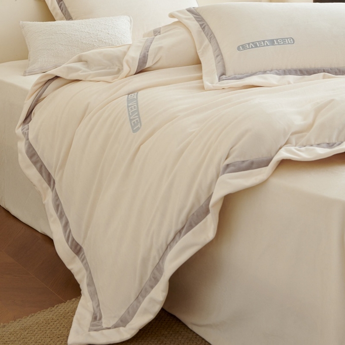 91家纺网 家纺一手货源 找家纺 淼铭家纺 2025秋冬新款婴肤绒双拼绣花四件套-雅韵系列 雅韵白