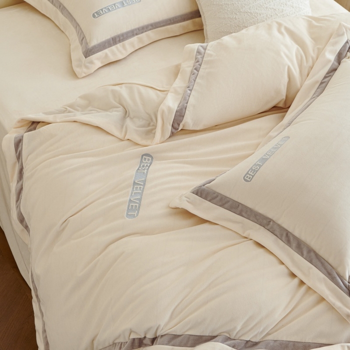 91家纺网 家纺一手货源 找家纺 淼铭家纺 2025秋冬新款婴肤绒双拼绣花四件套-雅韵系列 雅韵白