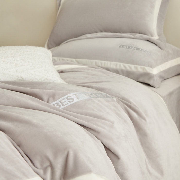 91家纺网 家纺一手货源 找家纺 淼铭家纺 2025秋冬新款婴肤绒双拼绣花四件套-雅韵系列 雅韵灰