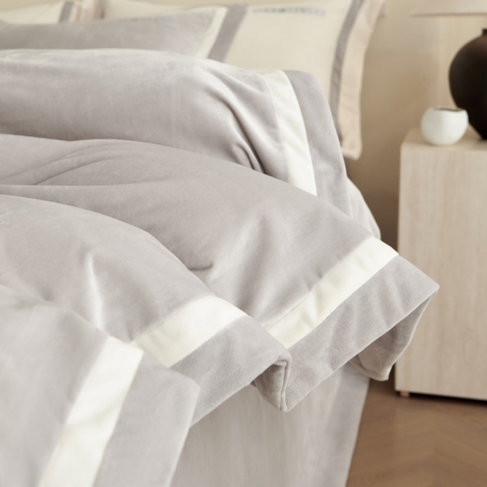 91家纺网 家纺一手货源 找家纺 淼铭家纺 2025秋冬新款婴肤绒双拼绣花四件套-雅韵系列 雅韵灰