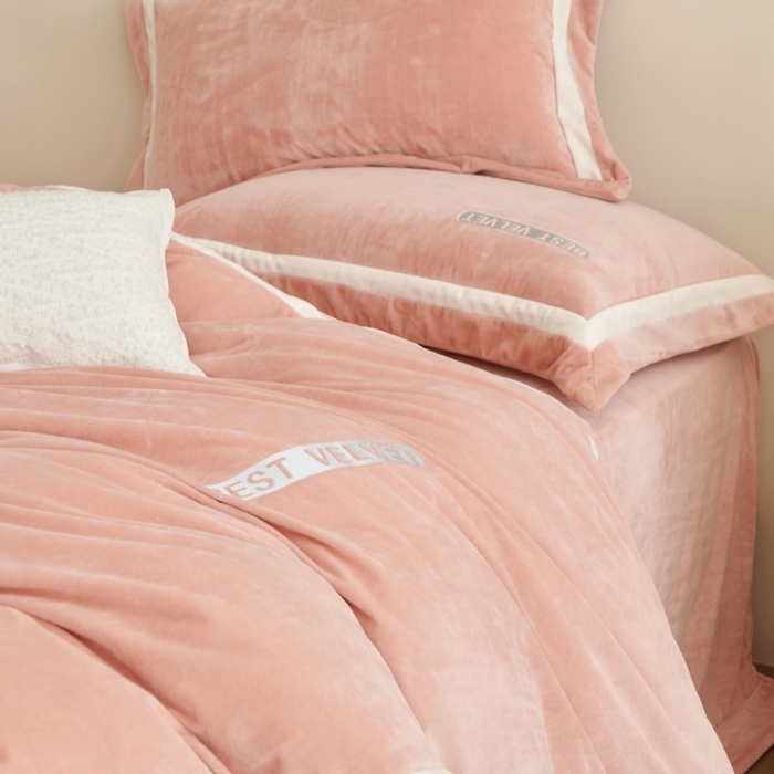 91家纺网 家纺一手货源 找家纺 淼铭家纺 2025秋冬新款婴肤绒双拼绣花四件套-雅韵系列 雅韵粉