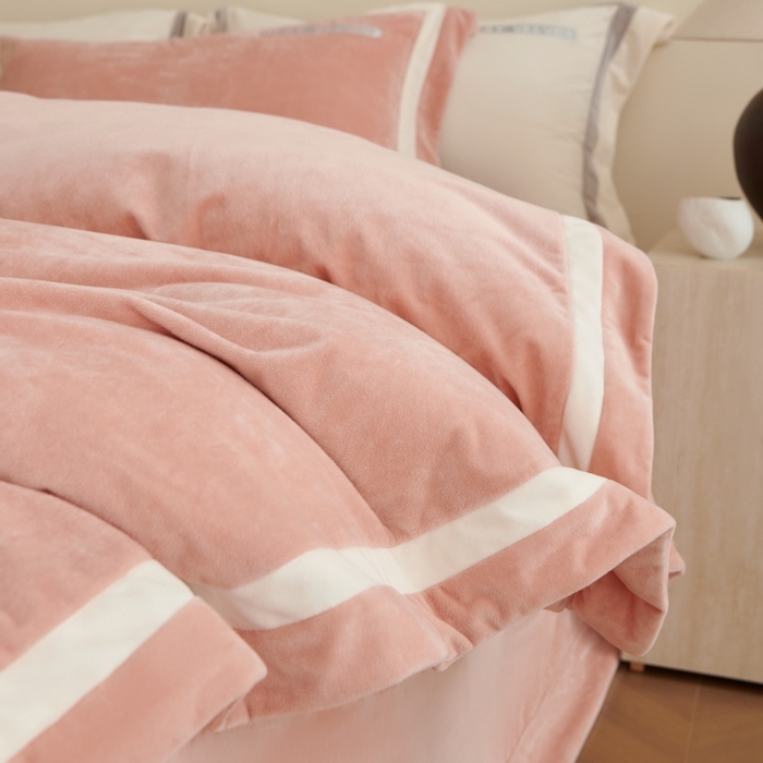 91家纺网 家纺一手货源 找家纺 淼铭家纺 2025秋冬新款婴肤绒双拼绣花四件套-雅韵系列 雅韵粉