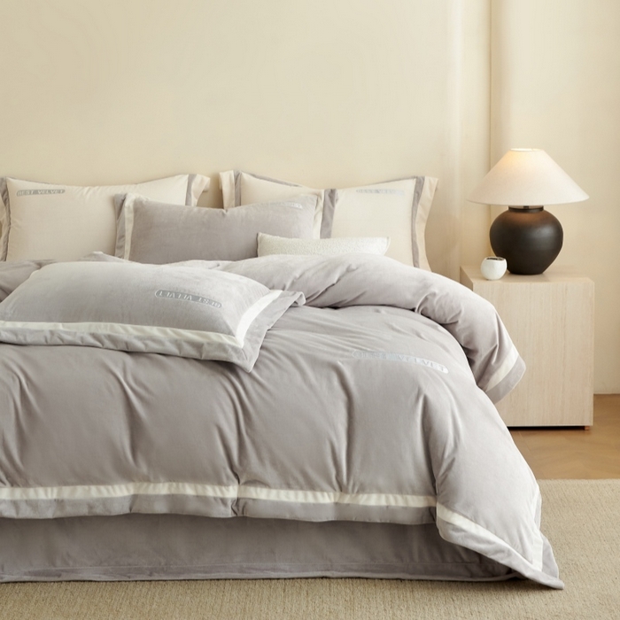 91家纺网 家纺一手货源 找家纺 淼铭家纺 2025秋冬新款婴肤绒双拼绣花四件套-雅韵系列 雅韵灰