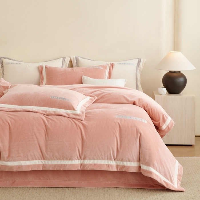 91家纺网 家纺一手货源 找家纺 淼铭家纺 2025秋冬新款婴肤绒双拼绣花四件套-雅韵系列 雅韵粉