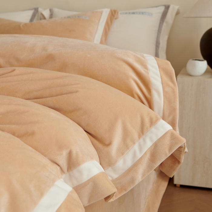 91家纺网 家纺一手货源 找家纺 淼铭家纺 2025秋冬新款婴肤绒双拼绣花四件套-雅韵系列 雅韵驼