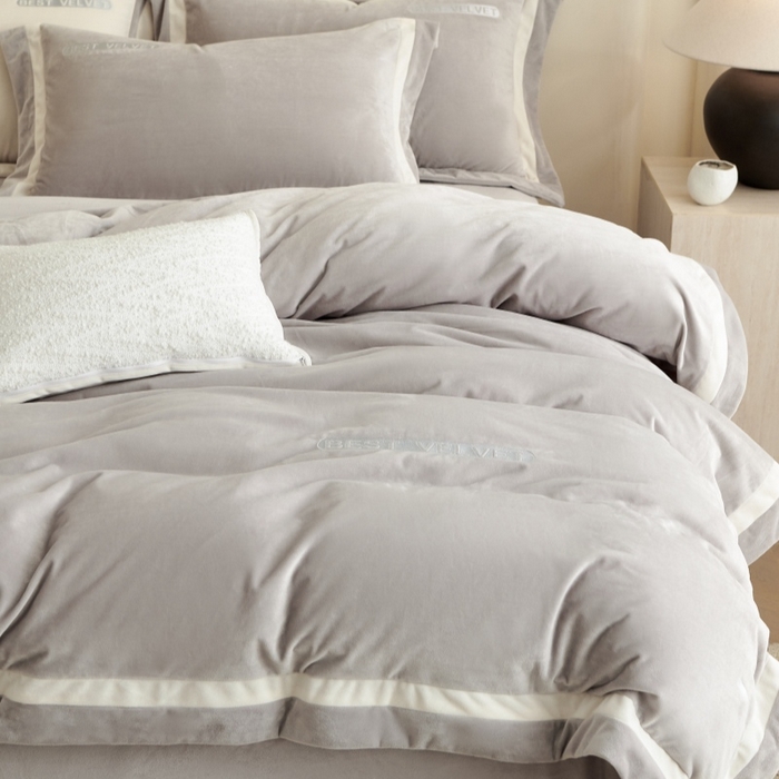 91家纺网 家纺一手货源 找家纺 淼铭家纺 2025秋冬新款婴肤绒双拼绣花四件套-雅韵系列 雅韵灰