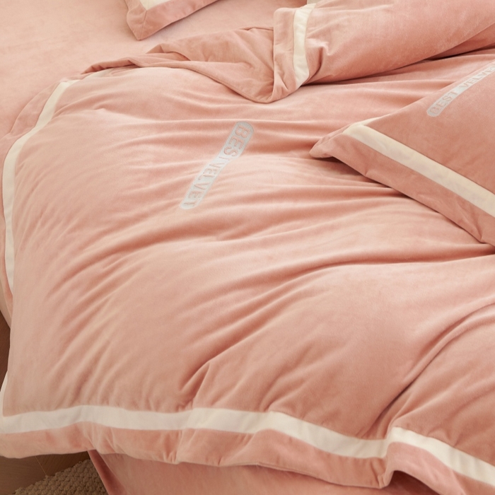 91家纺网 家纺一手货源 找家纺 淼铭家纺 2025秋冬新款婴肤绒双拼绣花四件套-雅韵系列 雅韵粉