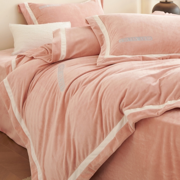 91家纺网 家纺一手货源 找家纺 淼铭家纺 2025秋冬新款婴肤绒双拼绣花四件套-雅韵系列 雅韵粉