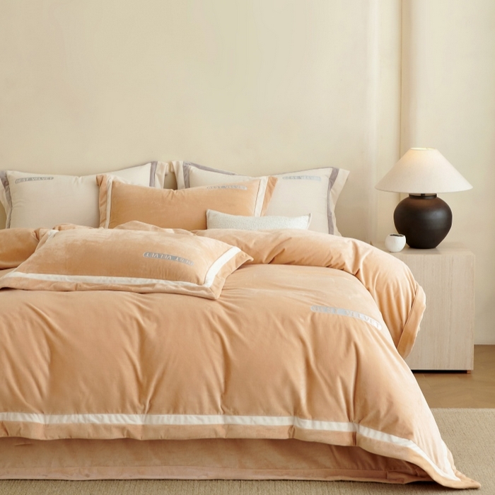 91家纺网 家纺一手货源 找家纺 淼铭家纺 2025秋冬新款婴肤绒双拼绣花四件套-雅韵系列 雅韵驼