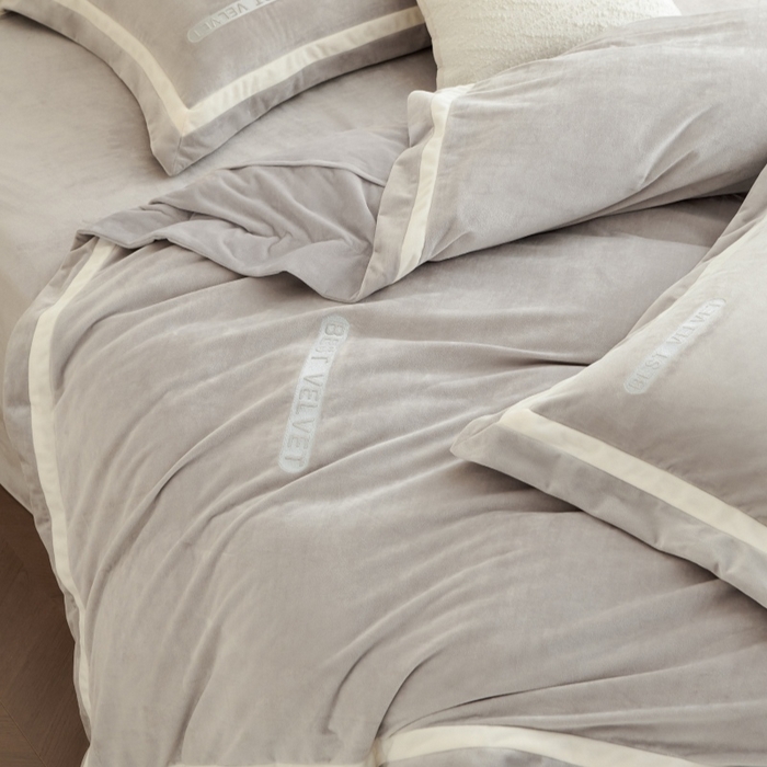 91家纺网 家纺一手货源 找家纺 淼铭家纺 2025秋冬新款婴肤绒双拼绣花四件套-雅韵系列 雅韵灰