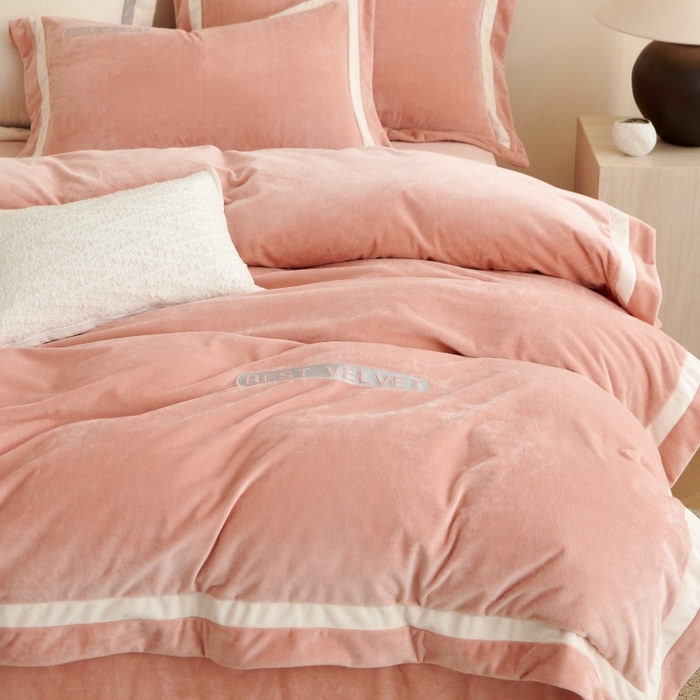 91家纺网 家纺一手货源 找家纺 淼铭家纺 2025秋冬新款婴肤绒双拼绣花四件套-雅韵系列 雅韵粉