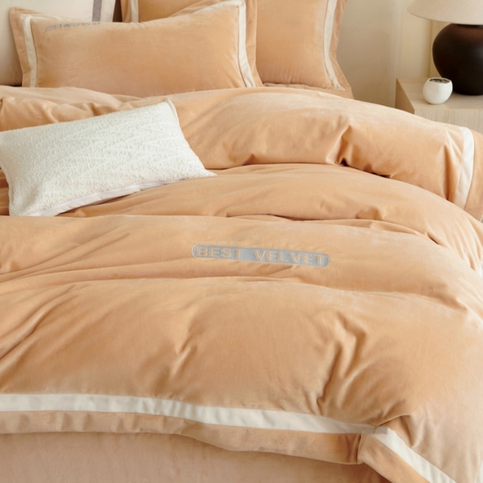 91家纺网 家纺一手货源 找家纺 淼铭家纺 2025秋冬新款婴肤绒双拼绣花四件套-雅韵系列 雅韵驼