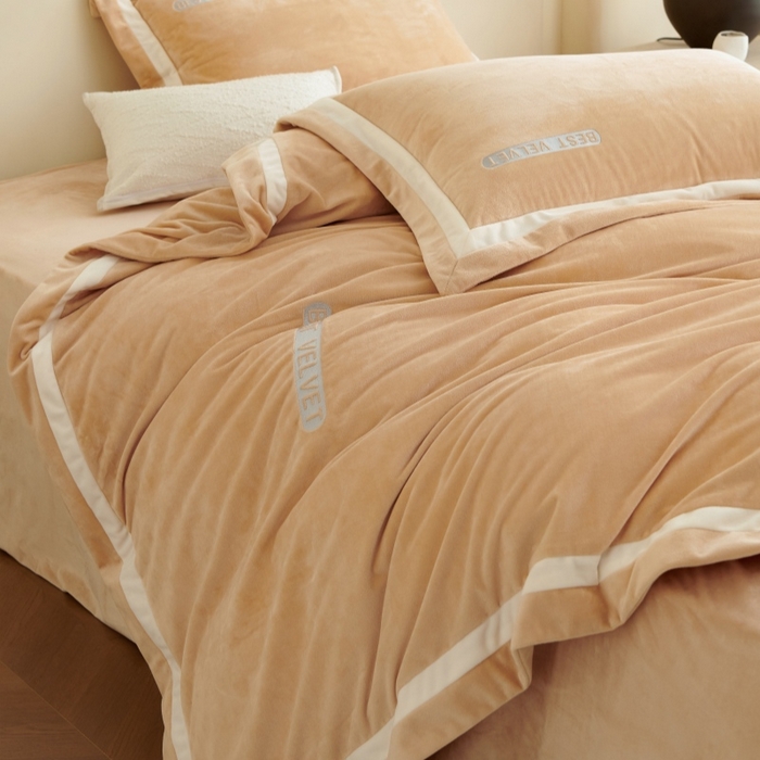 91家纺网 家纺一手货源 找家纺 淼铭家纺 2025秋冬新款婴肤绒双拼绣花四件套-雅韵系列 雅韵驼