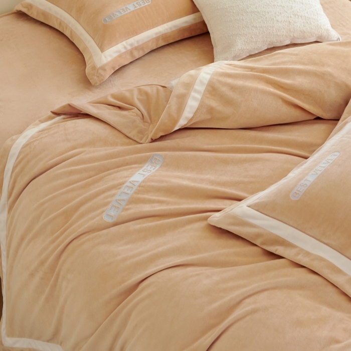 91家纺网 家纺一手货源 找家纺 淼铭家纺 2025秋冬新款婴肤绒双拼绣花四件套-雅韵系列 雅韵驼