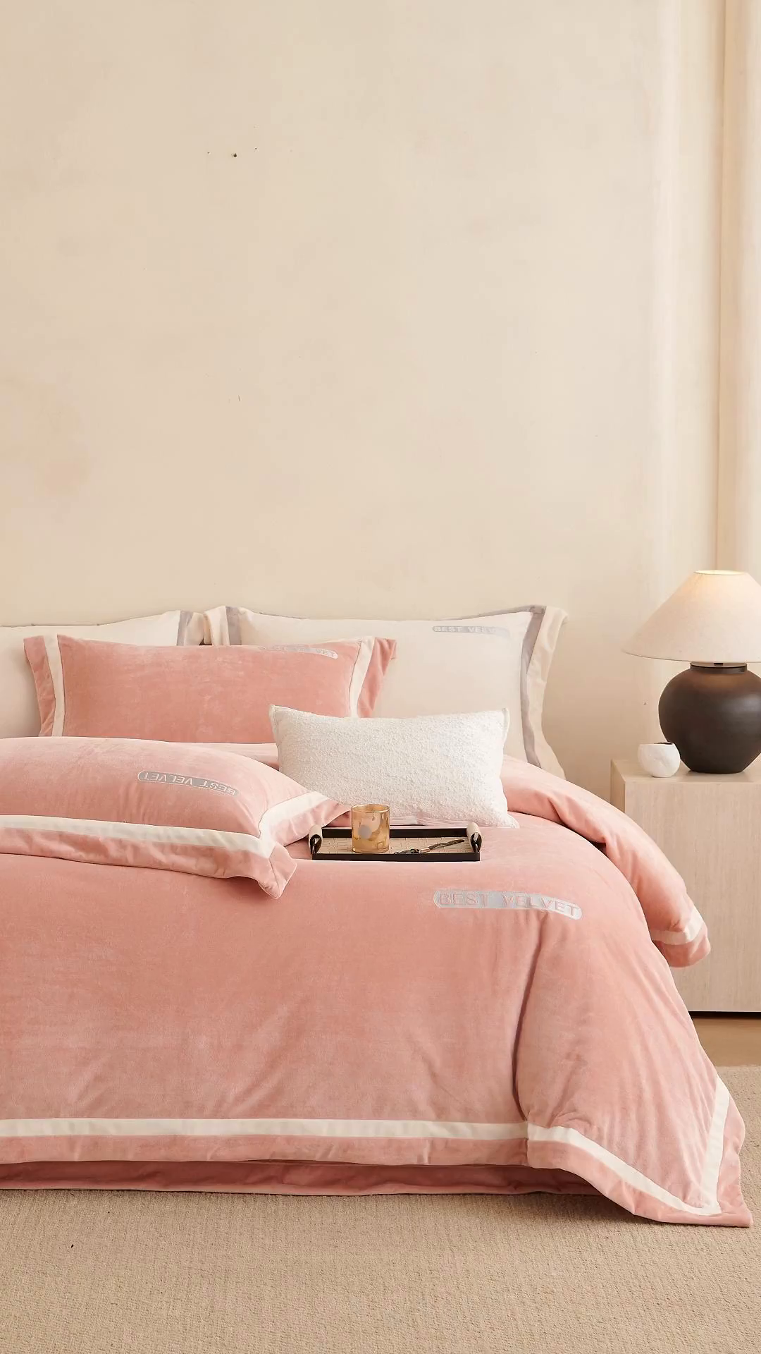 91家纺网 家纺一手货源 找家纺 淼铭家纺 2025秋冬新款婴肤绒双拼绣花四件套-雅韵系列 雅韵粉