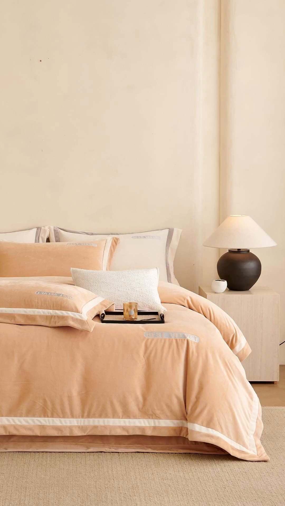 91家纺网 家纺一手货源 找家纺 淼铭家纺 2025秋冬新款婴肤绒双拼绣花四件套-雅韵系列 雅韵驼