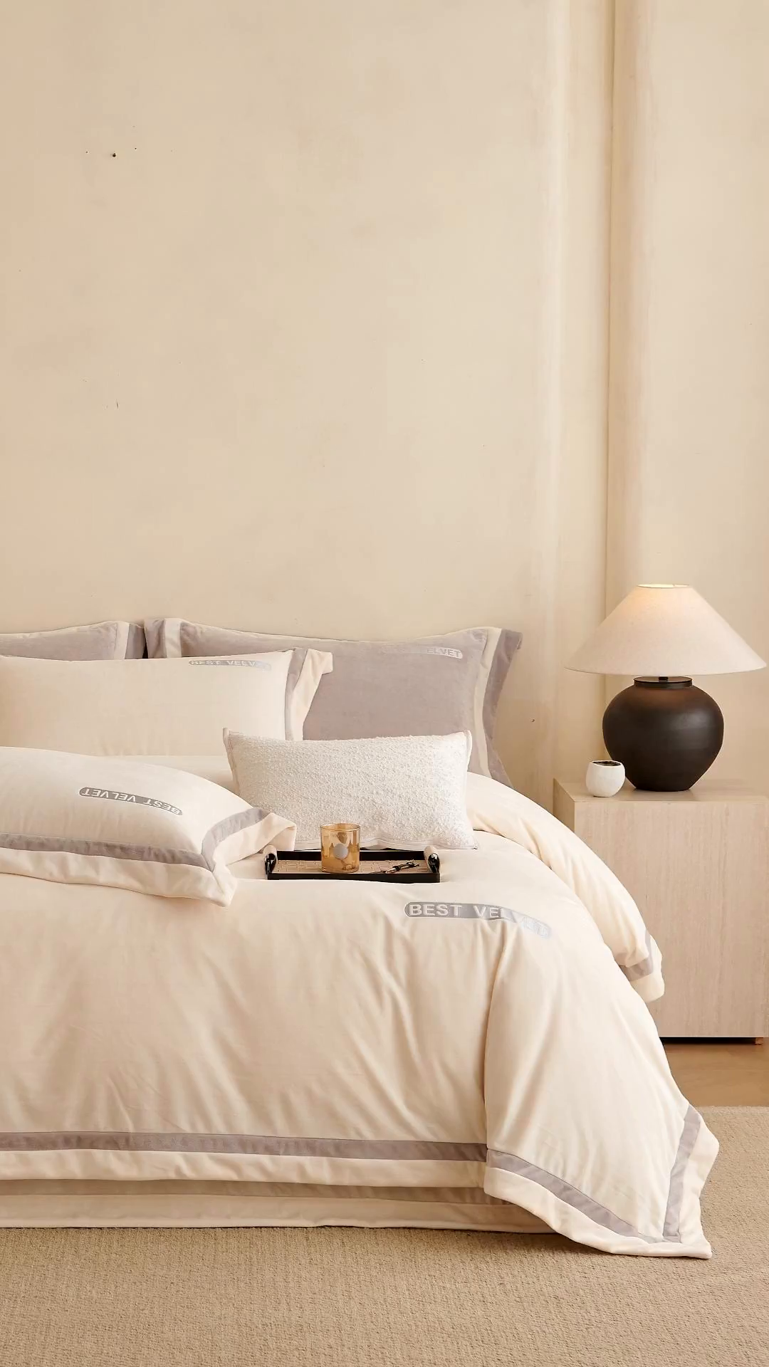 91家纺网 家纺一手货源 找家纺 淼铭家纺 2025秋冬新款婴肤绒双拼绣花四件套-雅韵系列 雅韵白