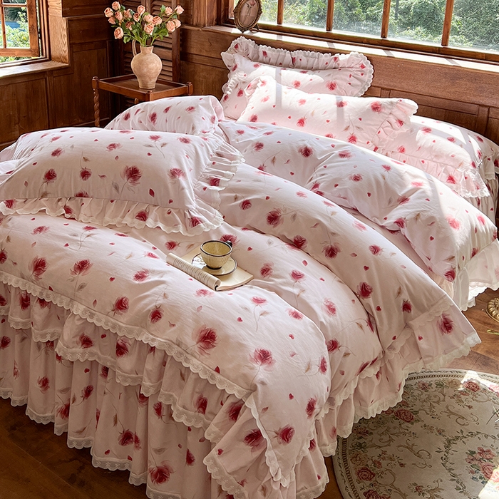 91家纺网 家纺一手货源 找家纺 网红馆（ck家纺） 2025新款全棉磨毛印花床裙款复古法式优雅四件套 玫瑰趣事-粉