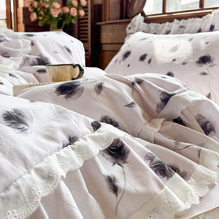 91家纺网 家纺一手货源 找家纺 网红馆（ck家纺） 2025新款全棉磨毛印花床裙款复古法式优雅四件套 玫瑰趣事-灰