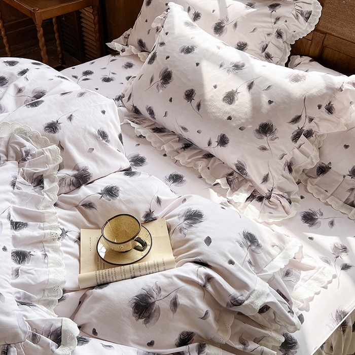 91家纺网 家纺一手货源 找家纺 网红馆（ck家纺） 2025新款全棉磨毛印花床裙款复古法式优雅四件套 玫瑰趣事-灰