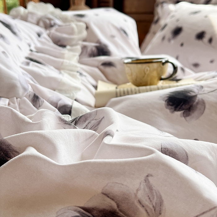 91家纺网 家纺一手货源 找家纺 网红馆（ck家纺） 2025新款全棉磨毛印花床裙款复古法式优雅四件套 玫瑰趣事-灰