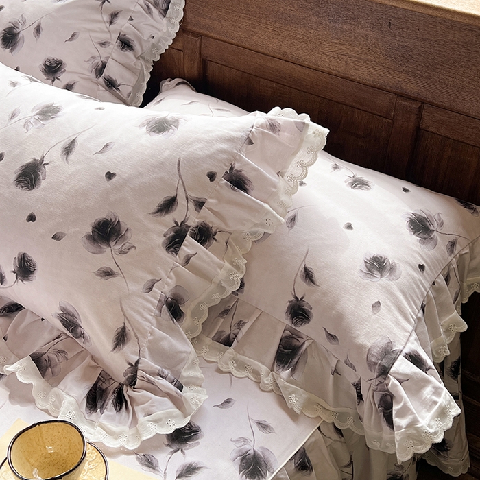 91家纺网 家纺一手货源 找家纺 网红馆（ck家纺） 2025新款全棉磨毛印花床裙款复古法式优雅四件套 玫瑰趣事-灰