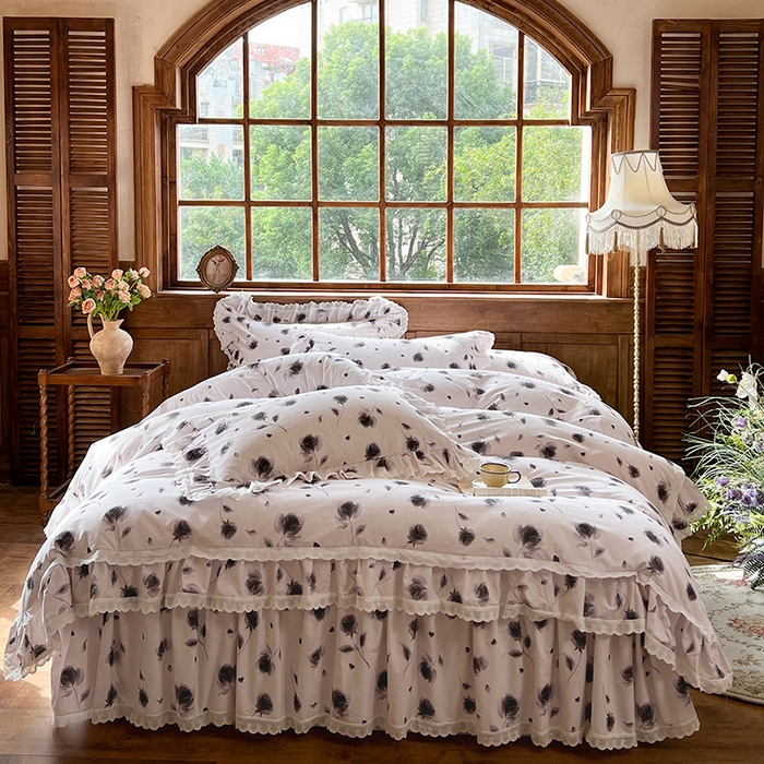 91家纺网 家纺一手货源 找家纺 网红馆（ck家纺） 2025新款全棉磨毛印花床裙款复古法式优雅四件套 玫瑰趣事-灰