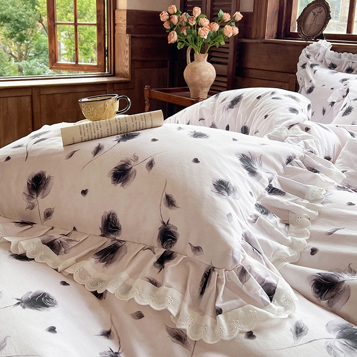 91家纺网 家纺一手货源 找家纺 网红馆（ck家纺） 2025新款全棉磨毛印花床裙款复古法式优雅四件套 玫瑰趣事-灰