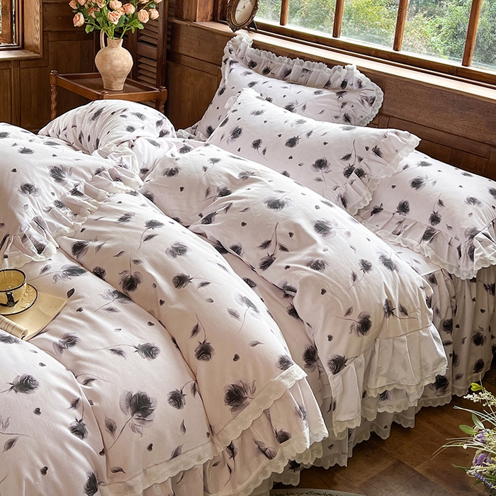 91家纺网 家纺一手货源 找家纺 网红馆（ck家纺） 2025新款全棉磨毛印花床裙款复古法式优雅四件套 玫瑰趣事-灰