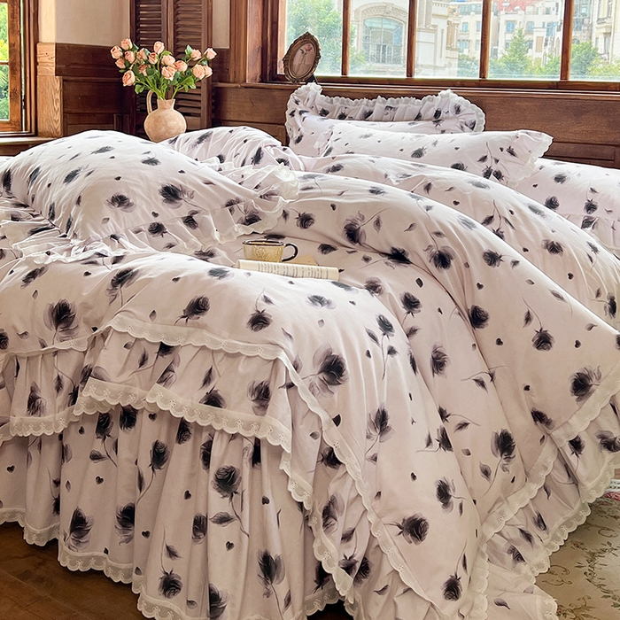 91家纺网 家纺一手货源 找家纺 网红馆（ck家纺） 2025新款全棉磨毛印花床裙款复古法式优雅四件套 玫瑰趣事-灰