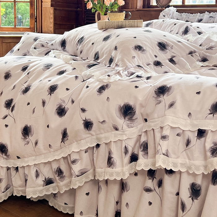 91家纺网 家纺一手货源 找家纺 网红馆（ck家纺） 2025新款全棉磨毛印花床裙款复古法式优雅四件套 玫瑰趣事-灰