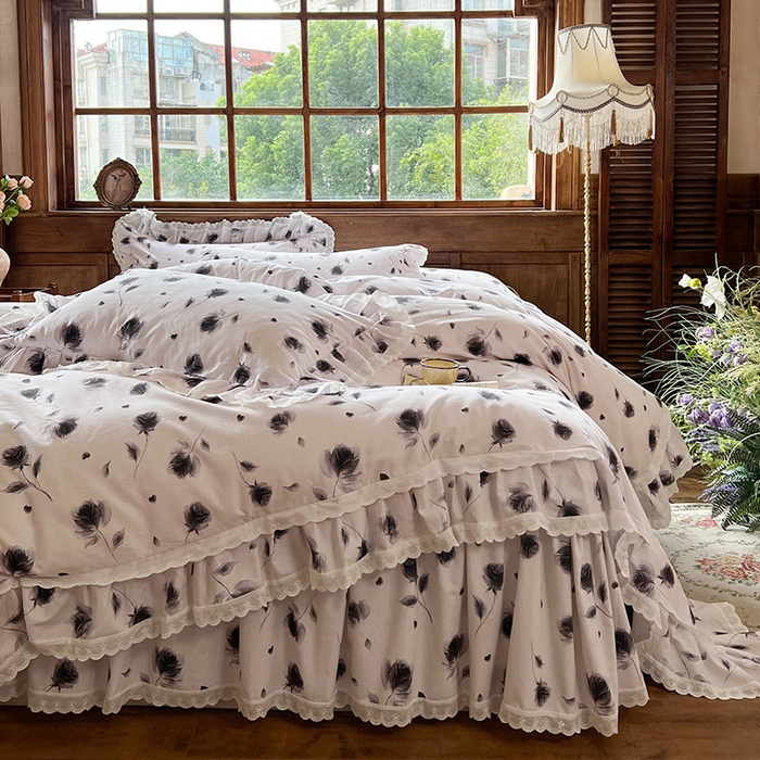 91家纺网 家纺一手货源 找家纺 网红馆（ck家纺） 2025新款全棉磨毛印花床裙款复古法式优雅四件套 玫瑰趣事-灰