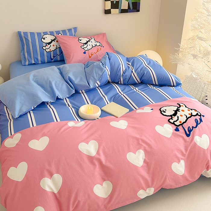 91家纺网 家纺一手货源 找家纺 锦彩家居 2025新款全棉13372数码印花毛巾绣四件套（提供买家秀） 奔跑小狗