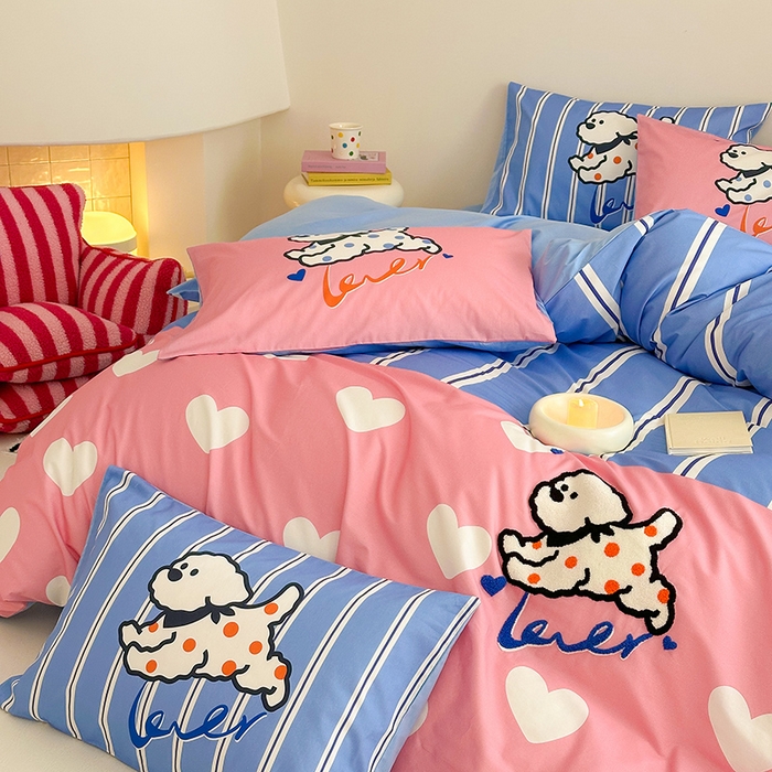 91家纺网 家纺一手货源 找家纺 锦彩家居 2025新款全棉13372数码印花毛巾绣四件套（提供买家秀） 奔跑小狗