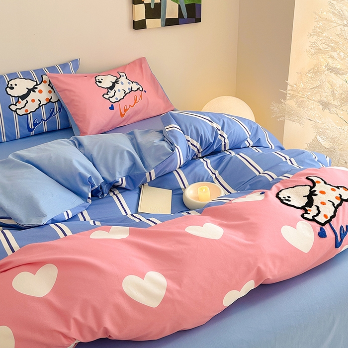 91家纺网 家纺一手货源 找家纺 锦彩家居 2025新款全棉13372数码印花毛巾绣四件套（提供买家秀） 奔跑小狗